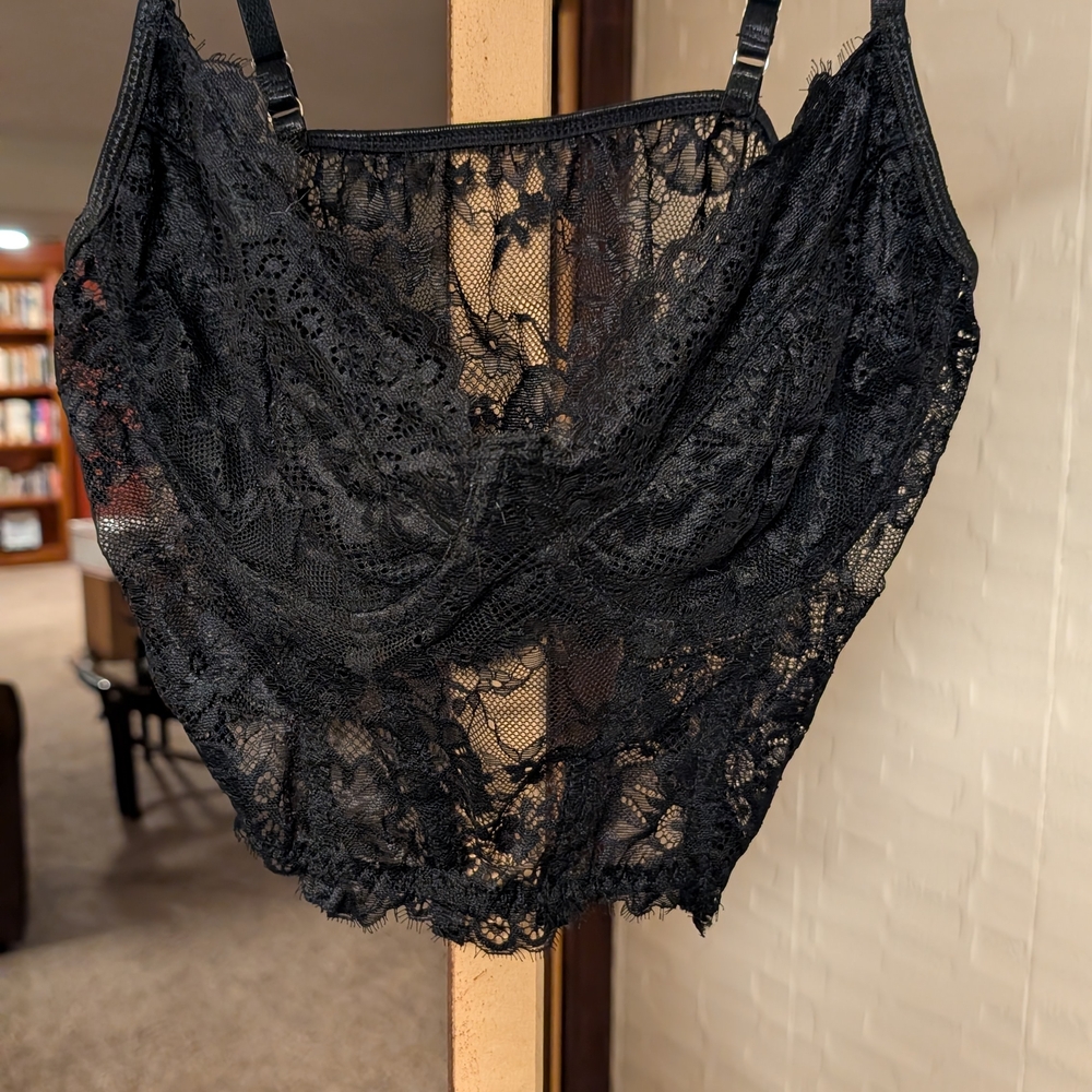 Elegant Black Lace Bralette - Picture 2 of 3